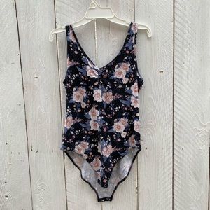 AMERICAN EAGLE FLOWER BODY SUIT W/ FLOWER PATTERNS